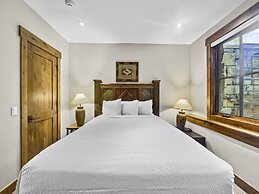 Amazing Pet-Friendly Executive Home, Ski-In Walk-Out - LR884 by Redawn