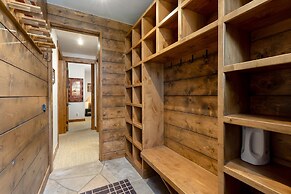 Amazing Pet-Friendly Executive Home, Ski-In Walk-Out - LR884 by Redawn