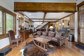 Amazing Pet-Friendly Executive Home, Ski-In Walk-Out - LR884 by Redawn