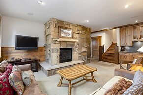 Amazing Pet-Friendly Executive Home, Ski-In Walk-Out - LR884 by Redawn