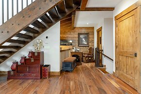 Amazing Pet-Friendly Executive Home, Ski-In Walk-Out - LR884 by Redawn