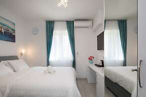 Luxury Studios & Rooms Seven