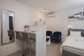 Luxury Studios & Rooms Seven