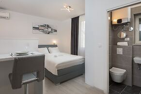 Luxury Studios & Rooms Seven