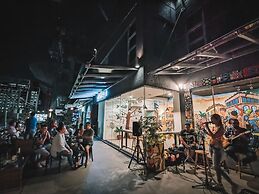 Murals Sleepbox Capsule Hostel - Adults Only