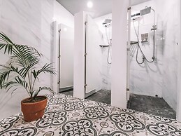 Murals Sleepbox Capsule Hostel - Adults Only