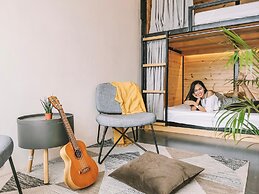 Murals Sleepbox Capsule Hostel - Adults Only