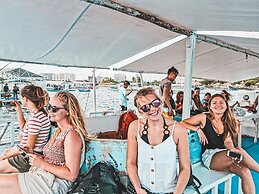 Murals Sleepbox Capsule Hostel - Adults Only