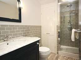 Moonrakers, Clarence Street