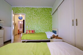 Beating Heart City Family Home Next to Beach