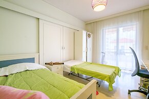 Beating Heart City Family Home Next to Beach