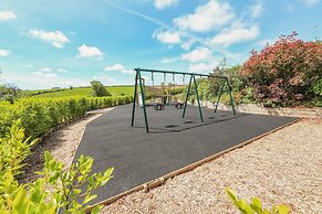 Keepers Lodge, Hillfield Village