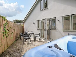 Keepers Lodge, Hillfield Village