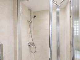 Keepers Lodge, Hillfield Village