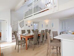 Keepers Lodge, Hillfield Village