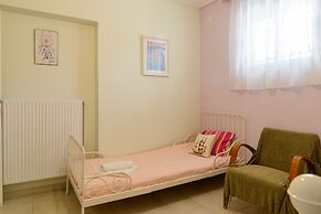 Comfy Vacation Flat Near the Beach