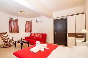 Cozy Family Home Near the Beach