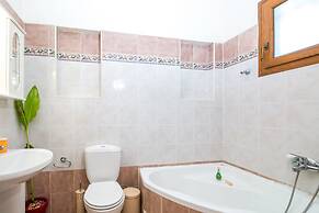 Cozy Family Home Near the Beach