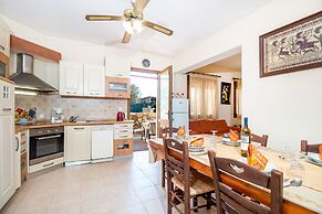 Cozy Family Home Near the Beach