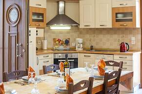 Cozy Family Home Near the Beach