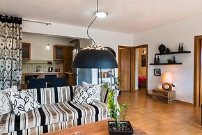 Dream Lux Flat with Great Outdoor Pool & Parking