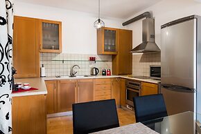 Dream Lux Flat with Great Outdoor Pool & Parking