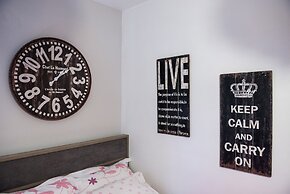 Dream Lux Flat with Great Outdoor Pool & Parking