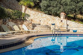 Dream Lux Flat with Great Outdoor Pool & Parking