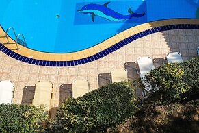 Dream Lux Flat with Great Outdoor Pool & Parking