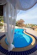 Dream Lux Flat with Great Outdoor Pool & Parking