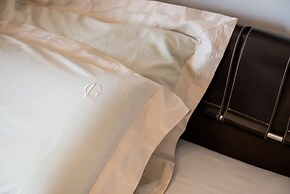 Dream Lux Flat with Great Outdoor Pool & Parking