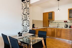 Dream Lux Flat with Great Outdoor Pool & Parking