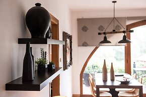 Dream Lux Flat with Great Outdoor Pool & Parking