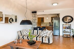 Dream Lux Flat with Great Outdoor Pool & Parking