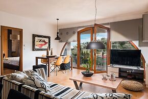 Dream Lux Flat with Great Outdoor Pool & Parking