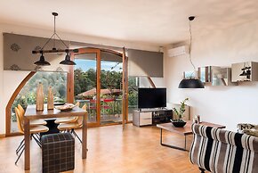 Dream Lux Flat with Great Outdoor Pool & Parking