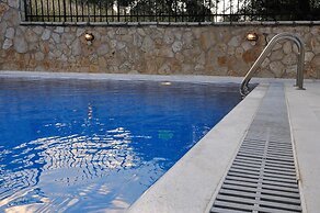 Family Maisonette with Pool near Beach