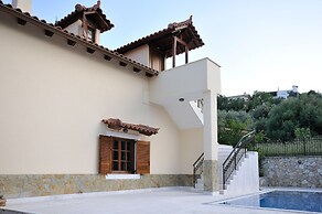 Family Maisonette with Pool near Beach
