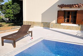 Family Maisonette with Pool near Beach