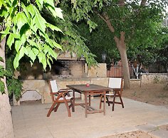 Family Maisonette with Pool near Beach