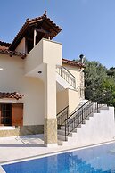 Family Maisonette with Pool near Beach