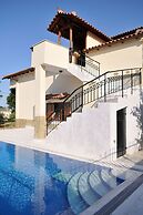 Family Maisonette with Pool near Beach