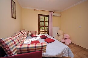 Family Maisonette with Pool near Beach