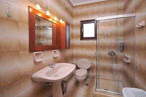 Family Maisonette with Pool near Beach