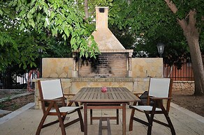 Family Maisonette with Pool near Beach