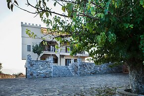 Family Vacation home with Views in Heart of Mani