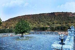 Family Vacation home with Views in Heart of Mani