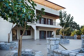 Family Vacation home with Views in Heart of Mani