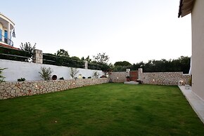 Gorgeous Villa with Garden - Stavros Beach