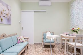 Grandma's Chic & Bright Athenian Home with a Patio